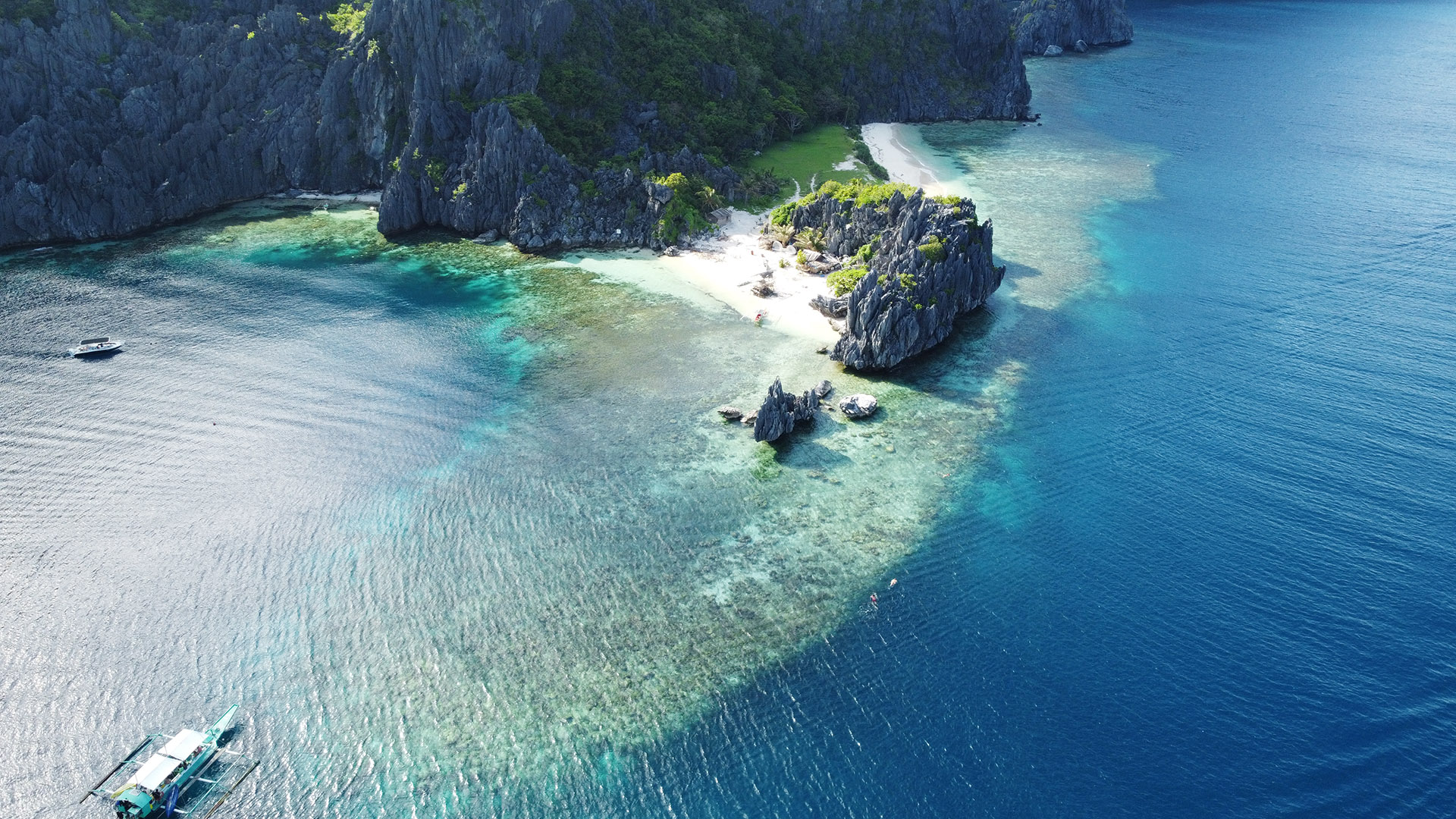 Speedboat privé naviguant devant les falaises karstiques de la baie de Bacuit à El Nido