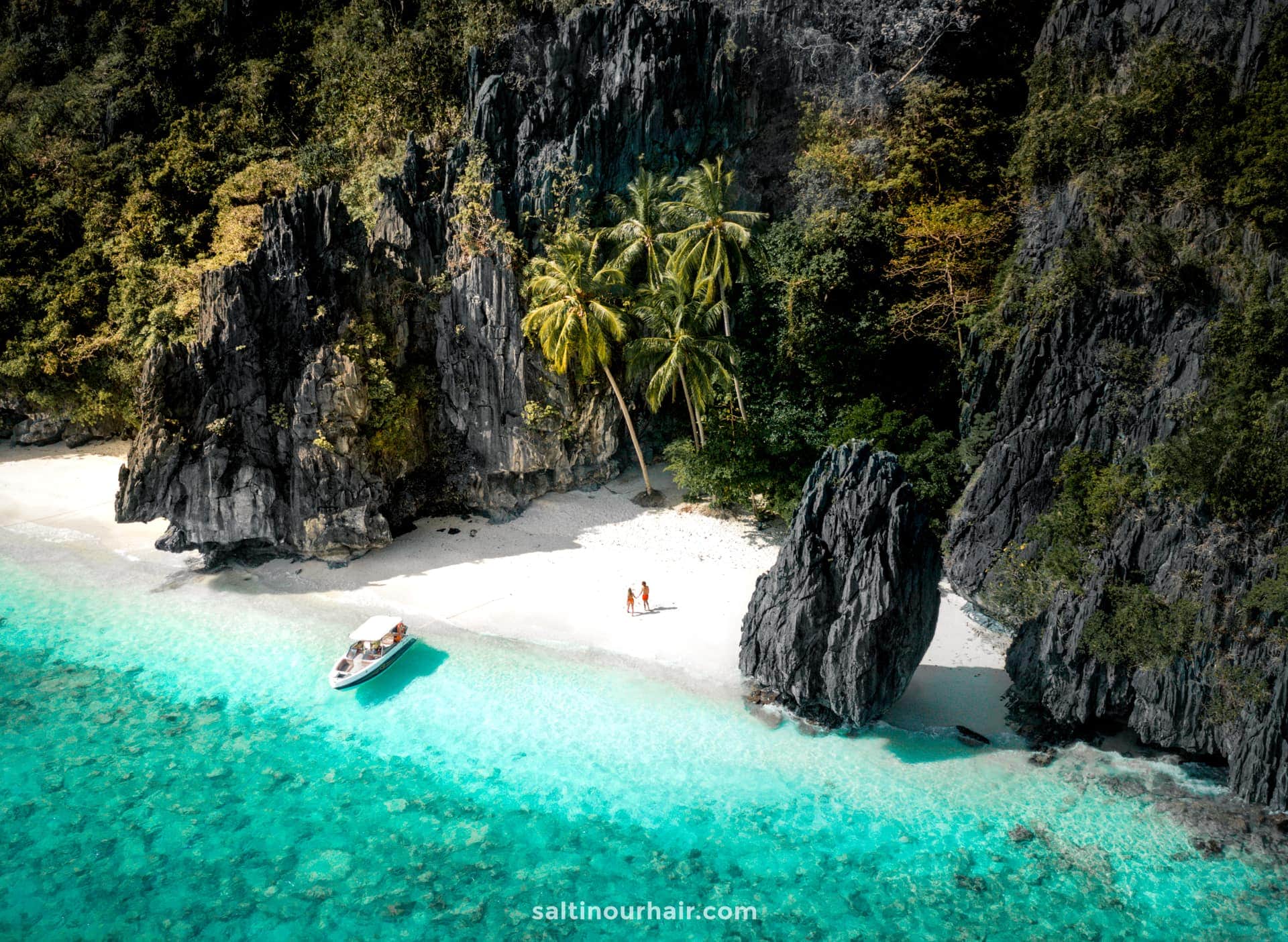 Vue panoramique de la baie de Bacuit à El Nido avec ses îlots emblématiques